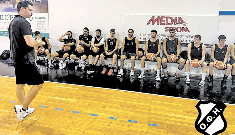 Ο Βασίλης Ράλλης στην πρώτη προπόνηση του ΟΦΗ με τους παίκτες της ομάδας