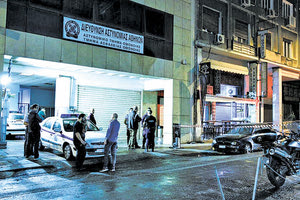 Έξι αστυνομικοί και όλοι οι κρατούμενοι του αστυνομικού Τμήματος Ομόνοιας τέθηκαν σε καραντίνα 14 ημερών