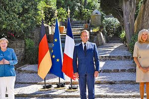 Ο πρόεδρος της Γαλλίας Εμανουέλ Μακρόν μετά το πέρας των συνομιλιών του με την Άγγελα Μέρκελ