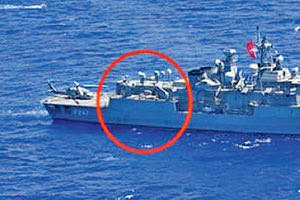 Με τέσσερις φωτογραφίες, που έδωσε προχθές αργά το βράδυ στο φως της δημοσιότητας, το τουρκικό υπουργείο Άμυνας προσπαθεί να αμβλύνει τις εντυπώσεις που άφησαν οι φωτογραφίες της στραπατσαρισμένης φρεγάτας Kεμάλ Ρέις