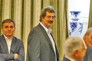 Συνεχίζονται στον ΣΥΡΙΖΑ οι βολές ανάμεσα στους «προεδρικούς» και τους λεγόμενους «53+» που έχουν επικεφαλής τον Ευκλείδη Τσακαλώτο.