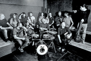 Την  μουσικοθεατρική παράσταση  ‘’Στα παράθυρα του κόσμου… Άλκης Αλκαίος – Νίκος Καββαδίας - Δύο ποιητές ταξιδεύουν…’’ παρουσιάζουν ο Σύλλογος Φίλων Μουσικής και Τεχνών Αλma λibre σε συνεργασία με το The Garage.