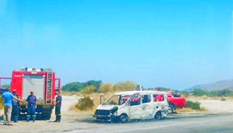 φλεγόμενο βανάκι επί της εθνικής οδού Ηρακλείου-Ρεθύμνου