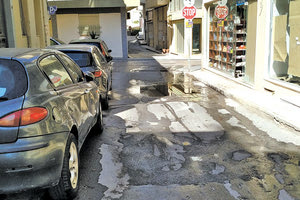 στο κέντρο της πόλης, στη συμβολή των οδών Μονής Καρδιωτίσσης και Ραδαμάνθυος απέναντι από τον Άγιο Μηνά, με τη “λιμνούλα” με τα νερά στο δρόμο