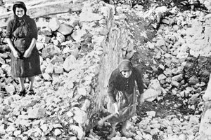 Μαυροφορεμένες γυναίκες στα ερείπια του χωριού Δαμάστα