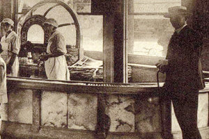 Μανόλη Δετοράκης στο γραφείο του εφόρου της βιβλιοθήκης του Νίκου Γιανναδάκη