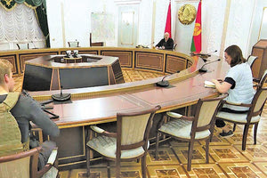 Ο πρόεδρος της Λευκορωσίας Αλεξάντερ Λουκασένκο και ο γιος του με τα καλάσνικοφ στα χέρια!