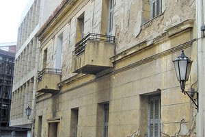 «Στο σπίτι αυτό πέθανε ο εθνικός μας ποιητής Κωστής Παλαμάς στις 27 Φεβρουαρίου 1943»