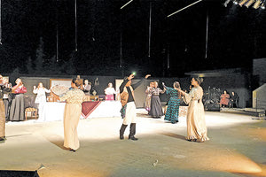 Η Δημοτική Θεατρική Ομάδα του Δήμου Μινώα Πεδιάδας "Δρώντες επί σκηνής" παρουσιάζει το εμβληματικό έργο της Μαρίας Ιορδανίδου "Λωξάντρα" σε διασκευή Άκη Δήμου