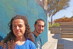 δημιουργία μιας ζωγραφιάς σε μεγάλη διάσταση που γίνεται στην αυλή του Ερευνότοπου του Μουσείου Φυσικής Ιστορίας Κρήτης από τους Λευτέρη Δελήμπαση και Άλκηστης Παπαδοφραγκάκη