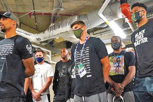 Οι Μιλγουόκι Μπακς πρωτοστάτησαν στην διαμαρτυρία των παικτών και των ομάδων για την αστυνομική βία στις ΗΠΑ