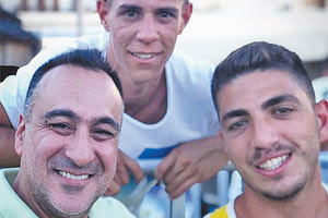 Ο νέος προπονητής του ΟΦΗ Άκης Φλαούνας με τους αθλητές του beach volley Μιχελάκη, Χατζηνικολάου