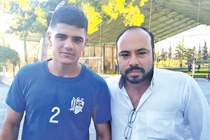 Ο Παγωνάκης με τον παράγοντα του Πόρου κ. Φουκαράκη