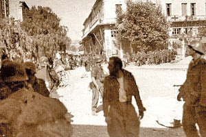 Η φωτογραφία της ημέρας: Γερμανικά ορεινά στρατεύματα και Έλληνας αιχμάλωτος πολέμου