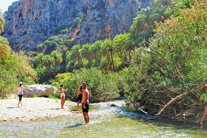 Με αφετηρία τις πηγές του ποταμού Κουρταλιώτη και τερματισμό στην εξωτική παραλία του Πρέβελη, και φίλοι του Ορειβατικού Συλλόγου Αγίου Νικολάου διέσχισαν το Κουρταλιώτικο φαράγγι.