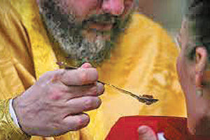 ο κοροναϊός με τη Θεία Κοινωνία