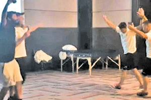 Ξεφάντωσαν με καραόκε οι παίκτες του ΟΦΗ