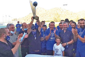 Οι ποδοσφαιριστές και οι παράγοντες της Δαμάστας σηκώνουν το τρόπαιο του πρωταθλήματος