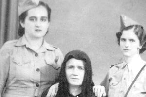 Μέση Ανατολή 1943. Δεξιά η Σοφία Δομαλάκη, (νοσοκόμα) και στη μέση καθήμενη η μητέρα της Μαρία Δομαλάκη