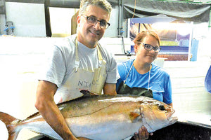 Τα ψάρια εκτροφής και ο διευθυντής του Ινστιτούτου Θαλάσσιας Βιολογίας, Βιοτεχνολογίας & Υδατοκαλλιεργειών στο Ελληνικό Κέντρο Θαλασσίων Ερευνών, κ. Κωνσταντίνος Μυλωνάς