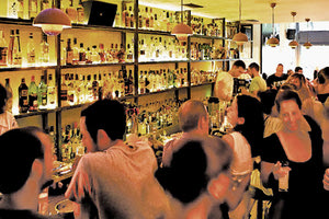 ΑΠΑΓΟΡΕΥΟΝΤΑΙ ΚΑΙ ΟΙ ΕΜΠΟΡΟΠΑΝΗΓΥΡΕΙΣ: Μπαρ χωρίς όρθιους θαμώνες και Δεκαπενταύγουστος χωρίς λιτανείες