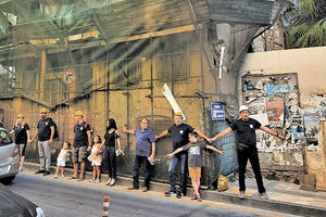 “Ανθρώπινη Ασπίδα” για να μην καταρρεύσουν τα ετοιμόρροπα