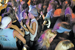 Κάνουν… μπαρ τις παραλίες. Η Αστυνομία χάλασε το πάρτι