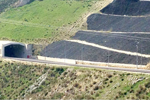 Το τούνελ του δρόμου που οδηγεί από τον Απομαρμά προς το Καστέλλι.