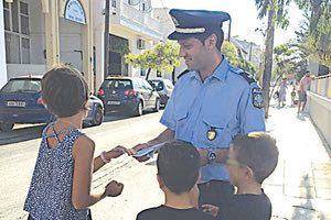 Ενημερωτικά φυλλάδια για την κυκλοφοριακή αγωγή διένειμαν σε γονείς και μαθητές οι τροχονόμοι.