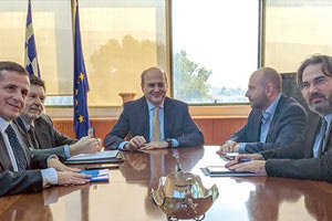 Ο υπουργός Περιβάλλοντος και Ενέργειας, Κωστής Χατζηδάκης με τον πρόεδρο του Τεχνικού Επιμελητηρίου Ελλάδος, Γιώργο Στασινό