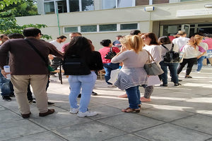 Συνωστισμός στο Σωματείο Ξενοδοχοϋπαλλήλων ν. Ηρακλείου για το επίδομα ανεργίας