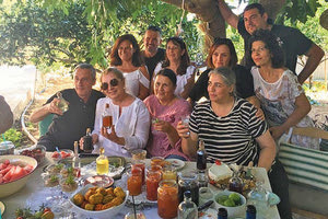 Η φιλόξενη αυλή της Λένας Ηγουμενάκη στους καλεσμένους της