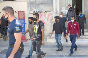 Οι Πακιστανοί της εκτεταμένης συμπλοκής με ντόπιους στις εγκαταστάσεις συσκευαστηρίου αγροτικών προϊόντων στο Τυμπάκι κατά τη χθεσινή τους προσαγωγή στα δικαστήρια