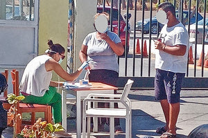 διανομή ειδών προσωπικής υγιεινής και  καθαρισμού (χλωρίνες, σαπούνια) σε όλες τις οικογένειες του καταυλισμού Ρομά, στην περιοχή Δύο Αοράκια του Δήμου Ηρακλείου