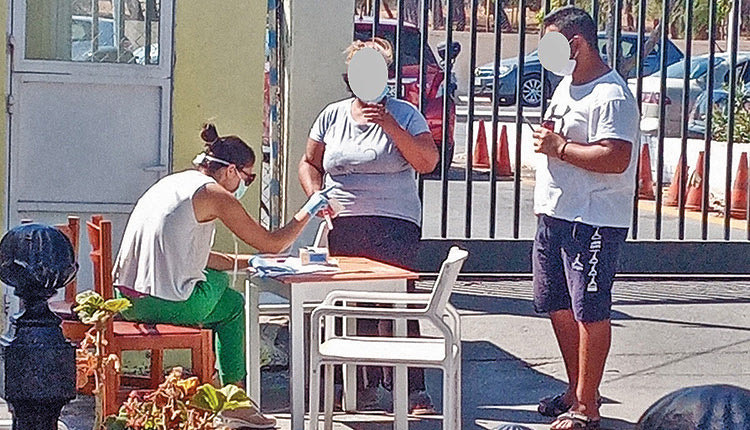 διανομή ειδών προσωπικής υγιεινής και  καθαρισμού (χλωρίνες, σαπούνια) σε όλες τις οικογένειες του καταυλισμού Ρομά, στην περιοχή Δύο Αοράκια του Δήμου Ηρακλείου