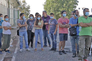 φοιτητές από το Τμήμα Φυσικής Πανεπιστημίου Κρήτης με μάσκες