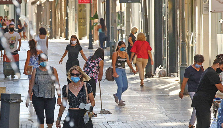 Προσπαθούν οι Ηρακλειώτες να συνηθίσουν τη μάσκα παντού...
