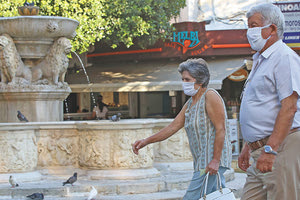 Προσπαθούν οι Ηρακλειώτες να συνηθίσουν τη μάσκα παντού...