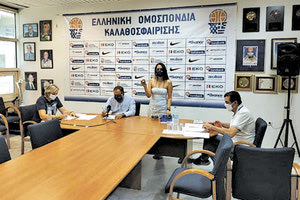 Στιγμιότυπο απο την κλήρωση μπασκετ στην ΕΟΚ