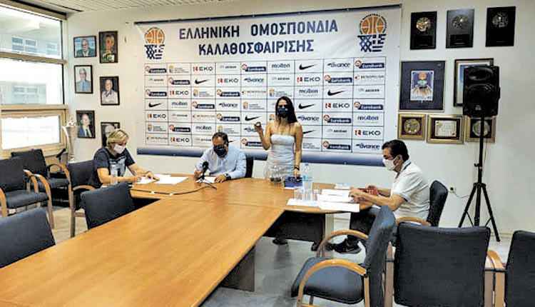 Στιγμιότυπο απο την κλήρωση μπασκετ στην ΕΟΚ