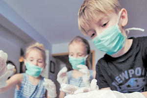 μαθητές με αντισηπτικά και μάσκες