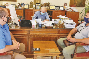 Την τοποθέτηση σε δυο ακίνητα του Δήμου Ηρακλείου δέκα οικίσκων, οι οποίοι θα χρησιμοποιηθούν για να καλύψουν μέρος των αναγκών της δίχρονης προσχολικής εκπαίδευσης, υπέγραψε ο δήμαρχος Ηρακλείου , κ. Βασίλης Λαμπρινός