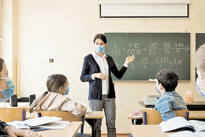 α παιδιά επιστρέψουν στα σχολεία με μάσκες