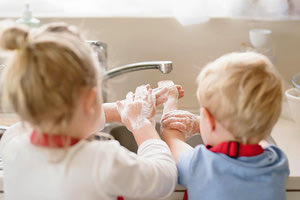 παιδιά πλένουν χέρια