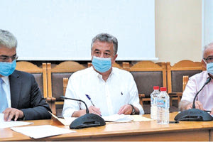 μνημόνιο για την παιδική προστασία υπέγραψαν ο περιφερειάρχης Κρήτης, Σταύρος Αρναουτάκης και ο πρόεδρος του Διοικητικού Συμβουλίου των Παιδικών Χωριών SOS Ελλάδας, Κώστας Συρίγος