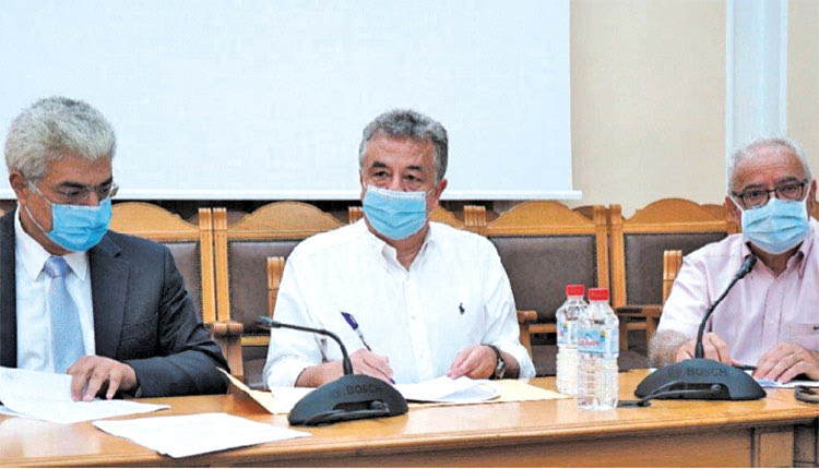 μνημόνιο για την παιδική προστασία υπέγραψαν ο περιφερειάρχης Κρήτης, Σταύρος Αρναουτάκης και ο πρόεδρος του Διοικητικού Συμβουλίου των Παιδικών Χωριών SOS Ελλάδας, Κώστας Συρίγος