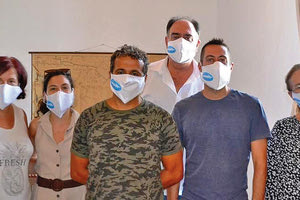 Η εικόνα με τη φρεγάτα ΛΗΜΝΟΣ στις μάσκες που φοράνε ο διευθυντής, κ. Γιώργος Καλογεράκης, και οι δάσκαλοι του Δημοτικού Σχολείου Θραψανού