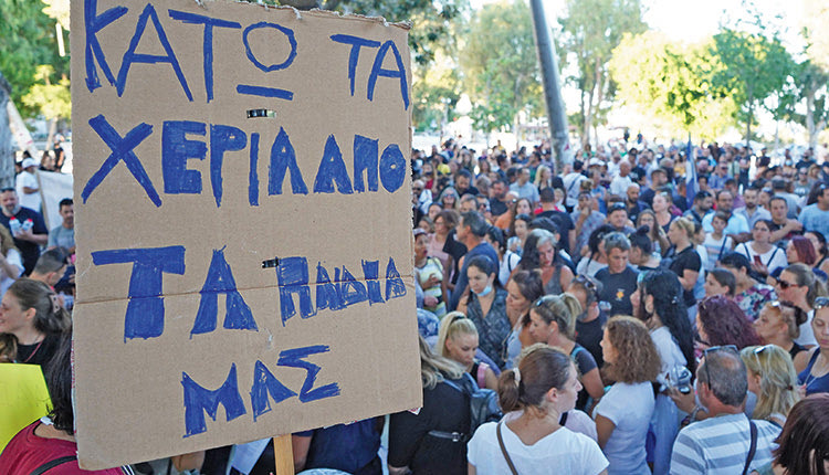 ΒΓΗΚΑΝ ΣΤΟΥΣ ΔΡΟΜΟΥΣ: Μεγαλώνει το κίνημα κατά της μάσκας