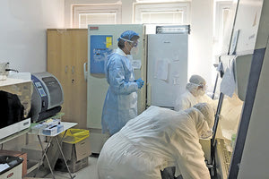 Από την πρόσφατη επίσκεψη που προέδρου του ΕΟΔΥ στο Εργαστήριο Κλινικής Ιολογίας της Ιατρικής Σχολής του Πανεπιστημίου Κρήτης