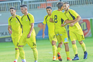 Οι «κιτρινόμαυροι» πανηγυρίζουν με τον σκόρερ Μανουσάκη